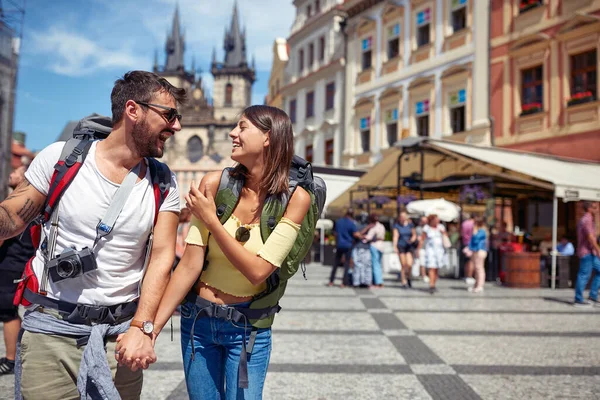 Pareja Feliz Viajando Juntos Disfrutando Viajar — Foto de Stock