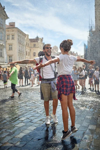 Šťastný Pár Jak Spolu Cestují Užívají Deštivého Dne — Stock fotografie