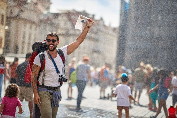 Usmívající Muž Cestuje Užívá Léta Deštivých Dnech — Stock fotografie