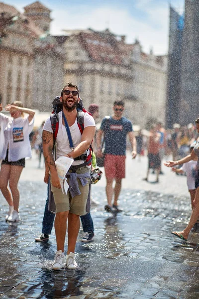 Usmívající Muž Batohem Cestování Těší Léto Deštivý Den — Stock fotografie