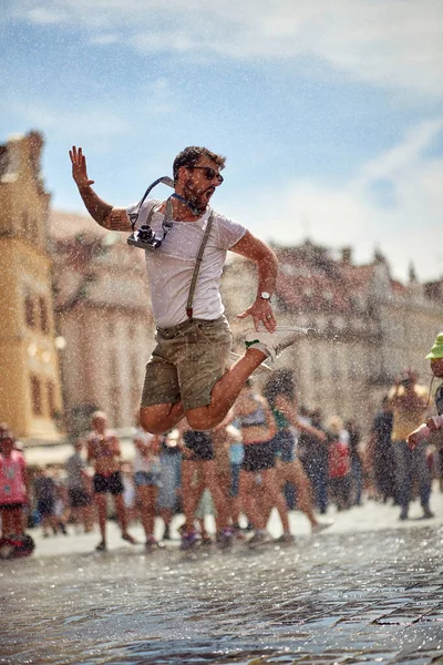 Homem Feliz Desfrutando Verão Dia Chuva — Fotografia de Stock