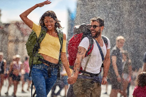 Yaz Tatillerinde Romantik Yağmurlu Bir Gün Mutlu Kadınlar Erkekler Birlikte — Stok fotoğraf
