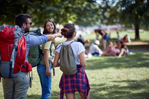 Uśmiechnięci Turyści Cieszący Się Wakacjami Młodzi Przyjaciele Plecakiem Bawiący Się — Zdjęcie stockowe