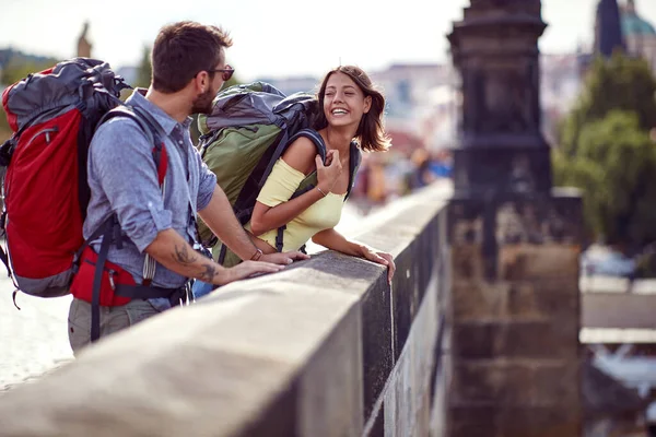 Glimlachende Reizigers Paar Verliefd Wandelen Een Straat Van Praag Stad — Stockfoto