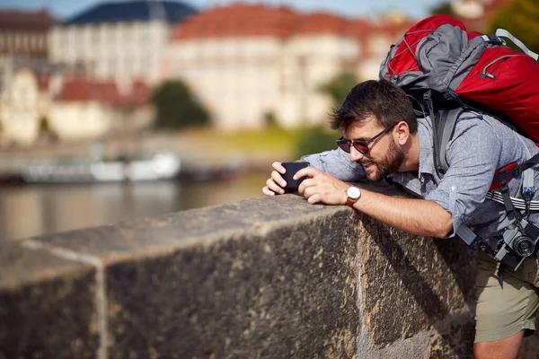 Young Man Traveling Take Picture Architecture Old Town Vacation — Stock Photo, Image