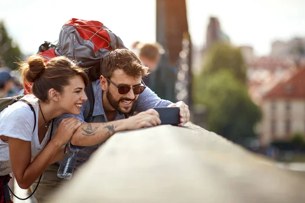 Jóvenes Viajando Tomando Fotos Arquitectura Casco Antiguo Vacaciones —  Fotos de Stock