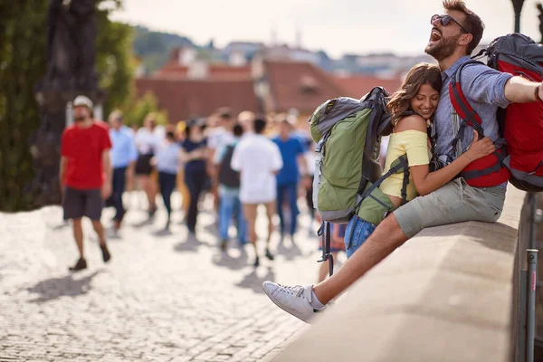 Jovem Feliz Homem Mulher Ponte Praga Viajando Férias — Fotografia de Stock