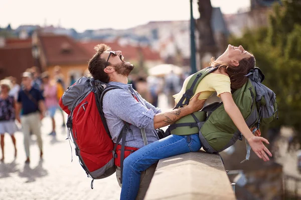 Pareja Sonriente Están Disfrutando Sus Vacaciones Sentados Puente Praga — Foto de Stock