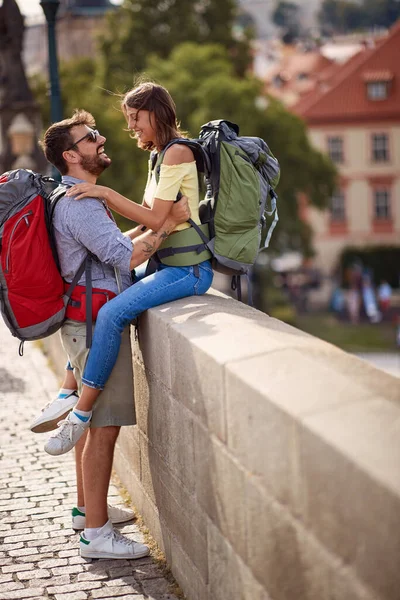 Gülümseyen adam ve bir kadın Prag 'da briç oynarken tatilin tadını çıkarıyorlar..