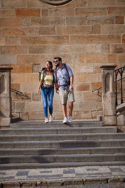 Cestování Turistický Úsměv Pár Cestování Procházka Schodech Dolů — Stock fotografie