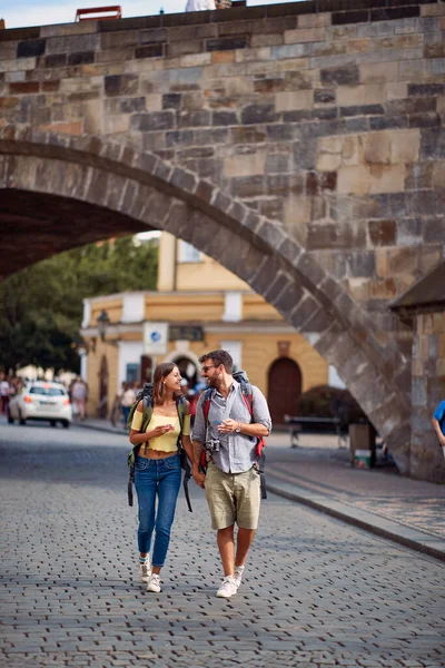 Jeune Homme Jeune Femme Amoureux Marchant Dans Les Rues Prague — Photo