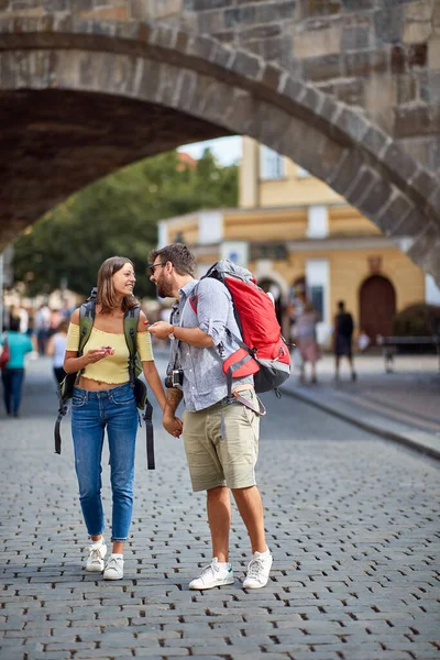 Mladý Zamilovaný Pár Prochází Ulicích Prahy Koncept Cestování Cestovního Ruchu — Stock fotografie