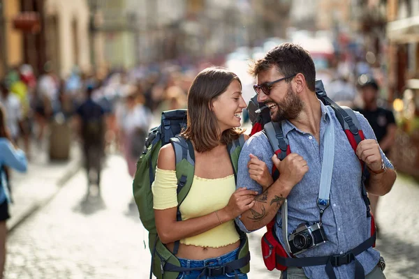 Avrupa Seyahat Gençler Birlikte Seyahat Ediyor Yaz Tatilinde Gülümsüyor Eğleniyorlar — Stok fotoğraf