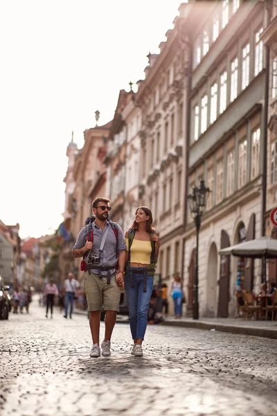 Caminar Vacaciones Europa Joven Hombre Mujer Viajando Juntos Sonriendo Disfrutando — Foto de Stock