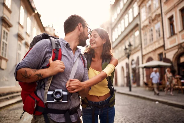 Genç aşıklar seyahat eder, sokaklarda iyi vakit geçirirler..