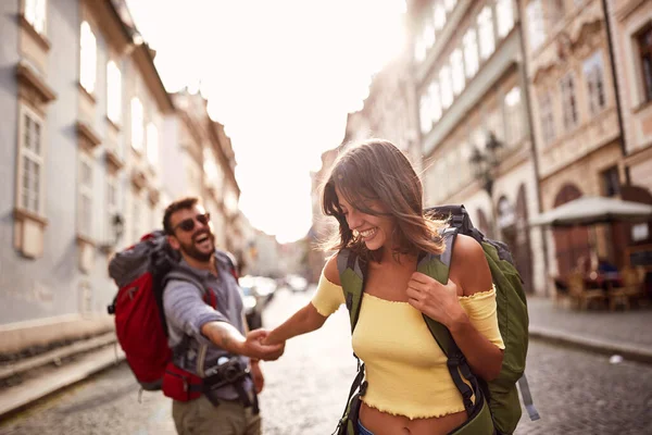 Jong Gelukkig Man Vrouw Liefde Reizen Met Een Goede Tijd — Stockfoto