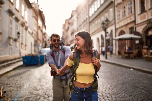 Prag Gülümseyen Genç Adam Kadın Gezen Tatilde Eğlenen Mutlu Turistler — Stok fotoğraf