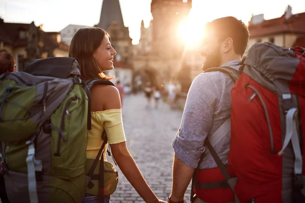 Unga Par Förälskade Promenader Gatorna Prag Vid Solnedgången Resor Turism — Stockfoto