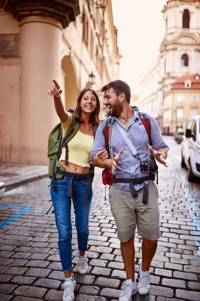 Leende Man Och Kvinna Går Europeisk Gata Semester — Stockfoto