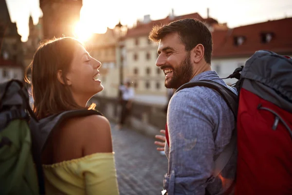 Aşık Mutlu Çift Geziyor Gün Batımında Avrupa Tatilinde Eğleniyor — Stok fotoğraf