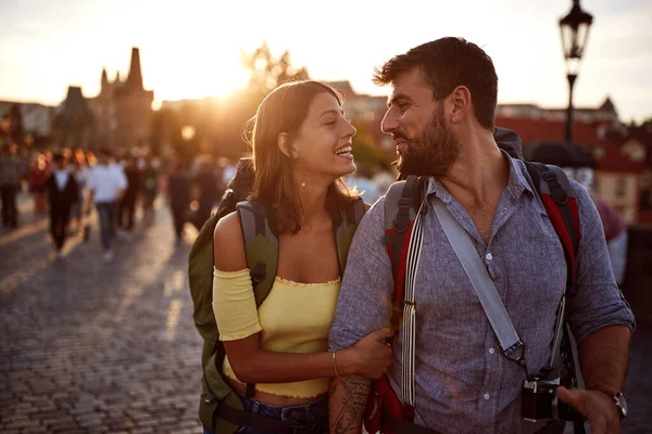 Lächelndes Liebespaar Das Bei Sonnenuntergang Lacht Und Spaß Hat — Stockfoto