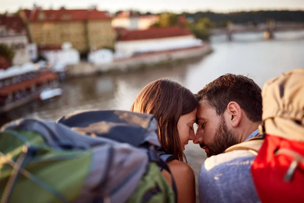 Junger Romantischer Mann Und Frau Auf Brücke Prag Küssen Sich — Stockfoto