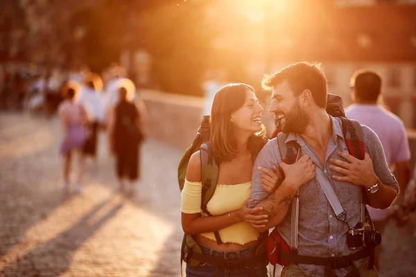 Liefdevolle Vrouw Met Mannen Genieten Van Vakantie Bij Zonsondergang Glimlachend — Stockfoto