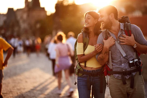 Mujer Cariñosa Con Los Hombres Disfrutando Vacaciones Pareja Sonriente Viajando — Foto de Stock