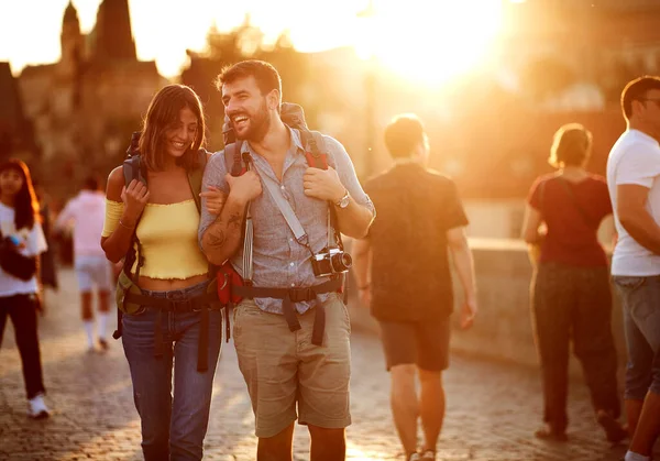 人々の概念 日没時に一緒に旅行する笑顔の男と女 — ストック写真