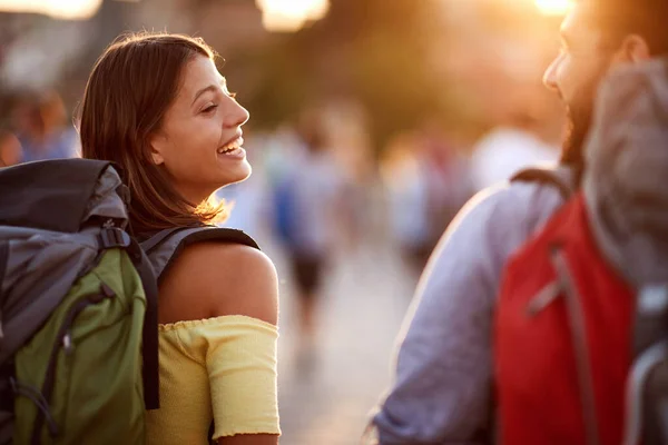 Mujer Sonriente Con Hombres Disfrutando Vacaciones Pareja Joven Viajando Europa — Foto de Stock