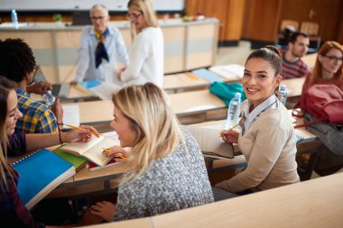 Amfitiyatroda konferansta gülümseyen genç kız.