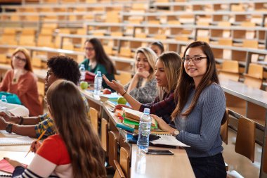 Öğrenciler amfi tiyatroda bir arada.