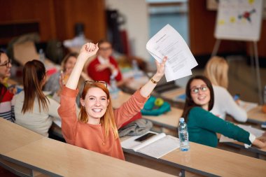 Mutlu kız öğrenci ona çok iyi bir test gösteriyor.
