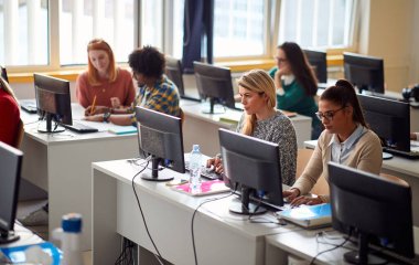 Gençler sınıfta birlikte öğreniyor.