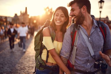 Genç aşıklar şehirde güzel bir gün batımının tadını çıkarıyorlar.