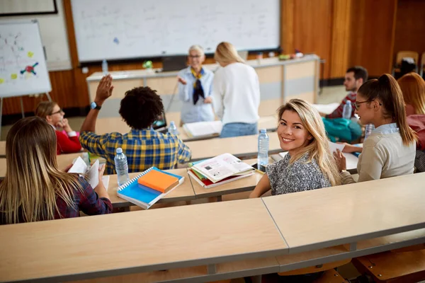 Uczennica Kolegą Profesorem Amfiteatrze — Zdjęcie stockowe