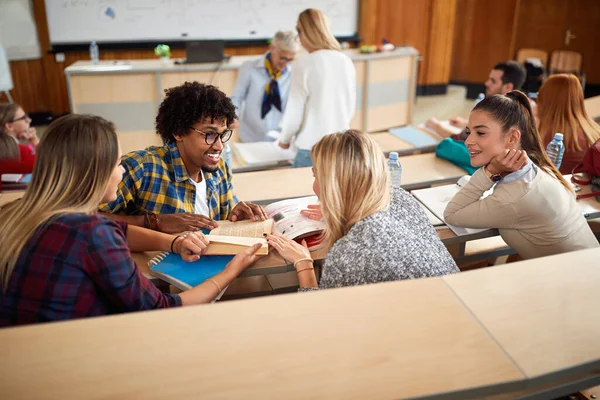 Groep Jonge Studenten Consulteert Amfitheater — Stockfoto