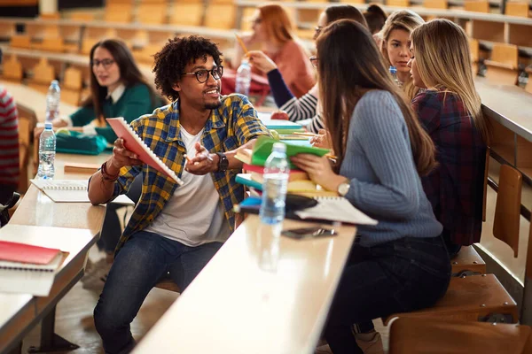 Manlig Student Med Kvinnlig Dela Information Amfiteater — Stockfoto