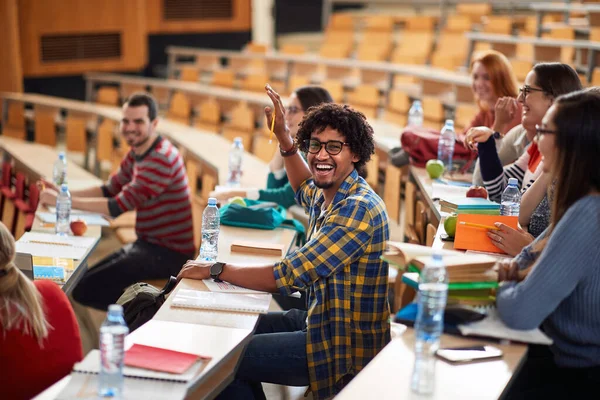 Vrolijke Mannelijke Student Met Opgeheven Hand Amfitheater — Stockfoto