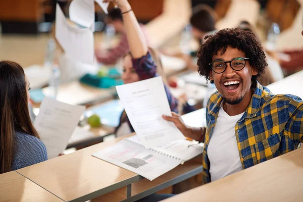 Molto Felice Studente Maschio Anfiteatro Con Suo Successo All Esame — Foto Stock