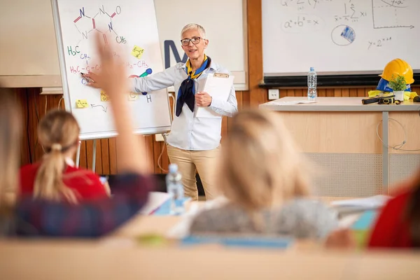 Profesor Química Aula Enseñando Alumnos — Foto de Stock