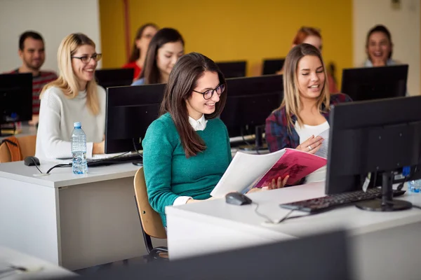 Alunos Alegres Aprendendo Juntos Faculdade — Fotografia de Stock