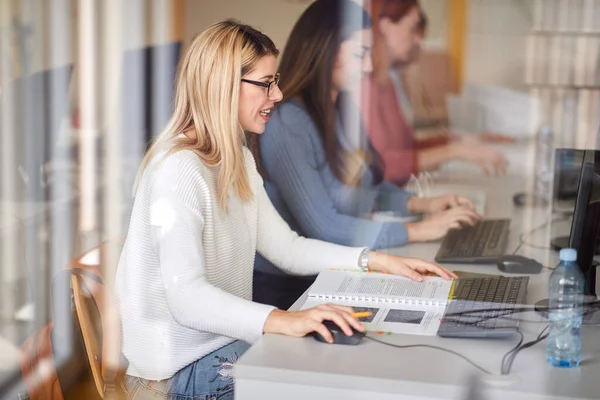 Grupo Niñas Que Trabajan Ordenadores Lugar Trabajo —  Fotos de Stock