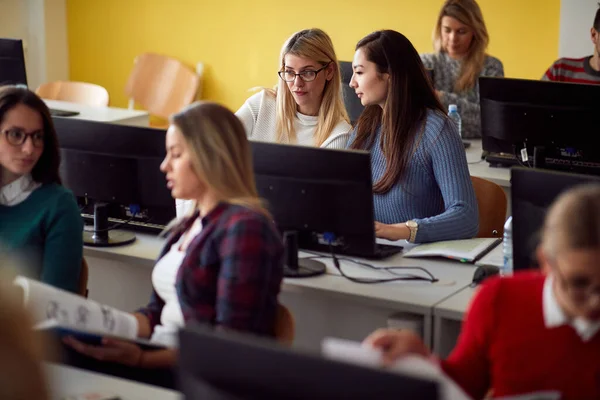 Giovane Goup Studenti Classe Che Imparano Insieme — Foto Stock