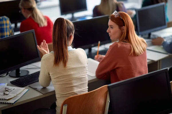 Zwei Mädchen Klassenzimmer Sitzen Zusammen Rückansicht — Stockfoto