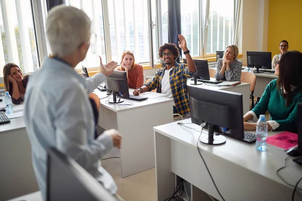 Lehrer Klassenzimmer Gibt Homosexuellen Mit Erhobener Hand Wort — Stockfoto