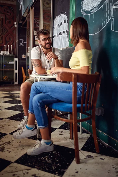 Giovane Coppia Bere Parlare Caffè — Foto Stock