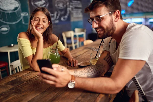 Jeune Couple Appréciant Boisson Contenu Téléphone Portable Dans Café — Photo