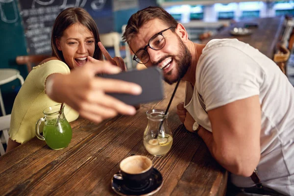 Młoda Para Cieszy Się Robi Selfie Kawiarni — Zdjęcie stockowe