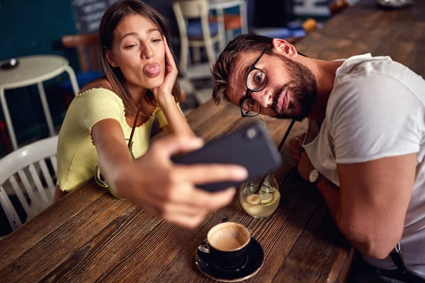 Joven Alegre Pareja Tomando Tonto Selfie Café — Foto de Stock